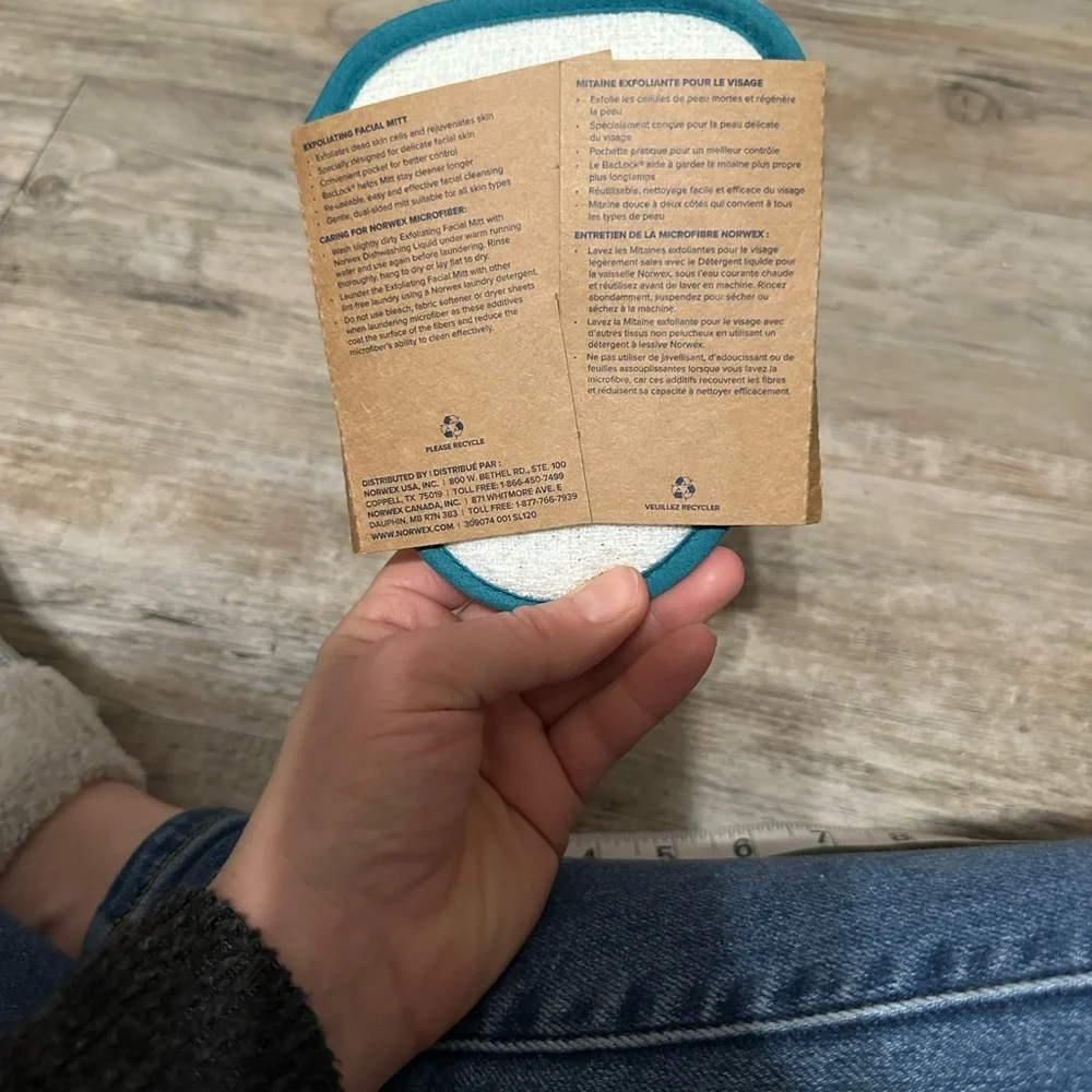 Norwex Exfoliating Facial Mitt in White and Teal